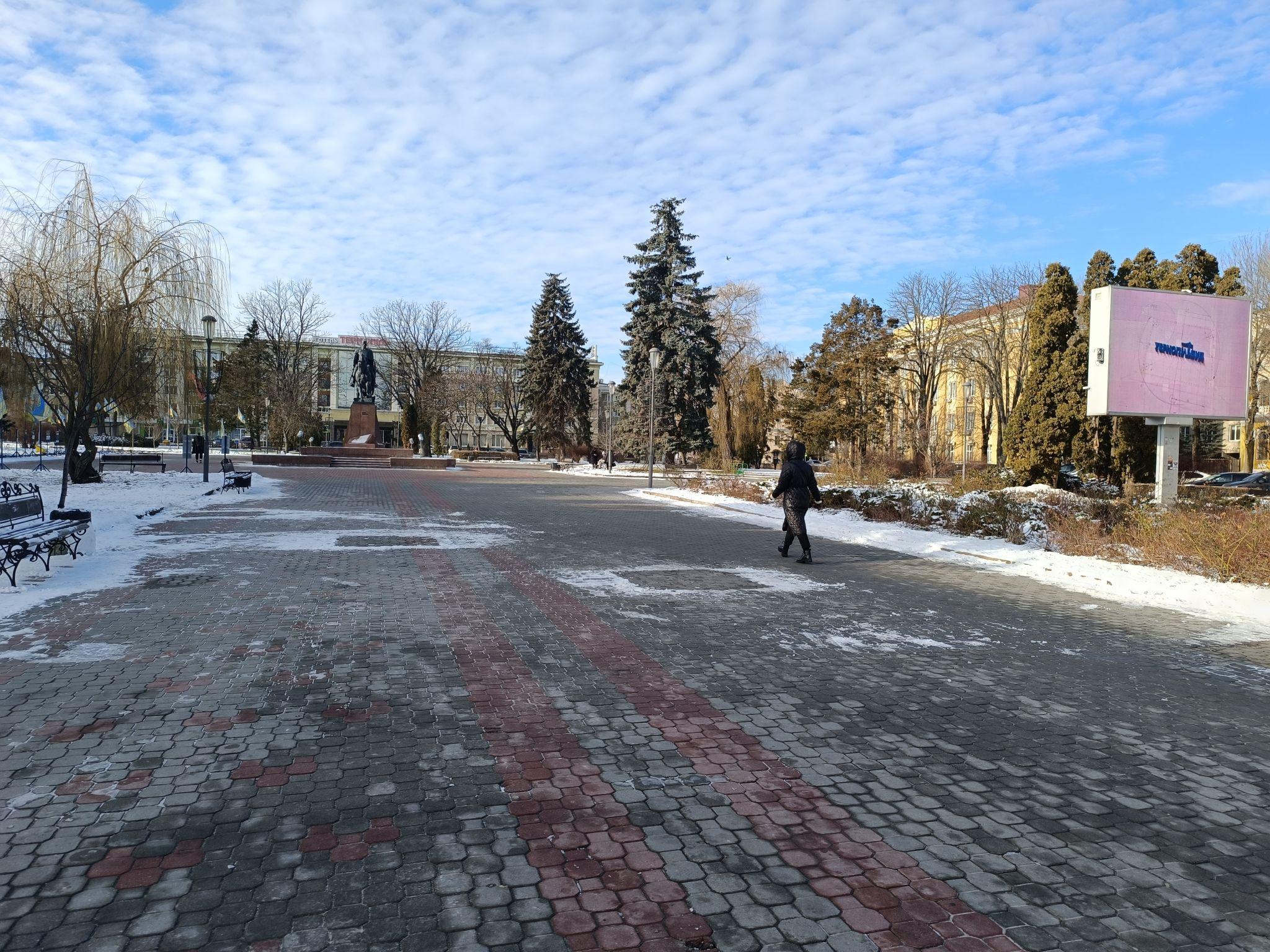 Новини Тернополя - фото з На Театральному майдані демонтують головну ялинку та різдвяну шопку