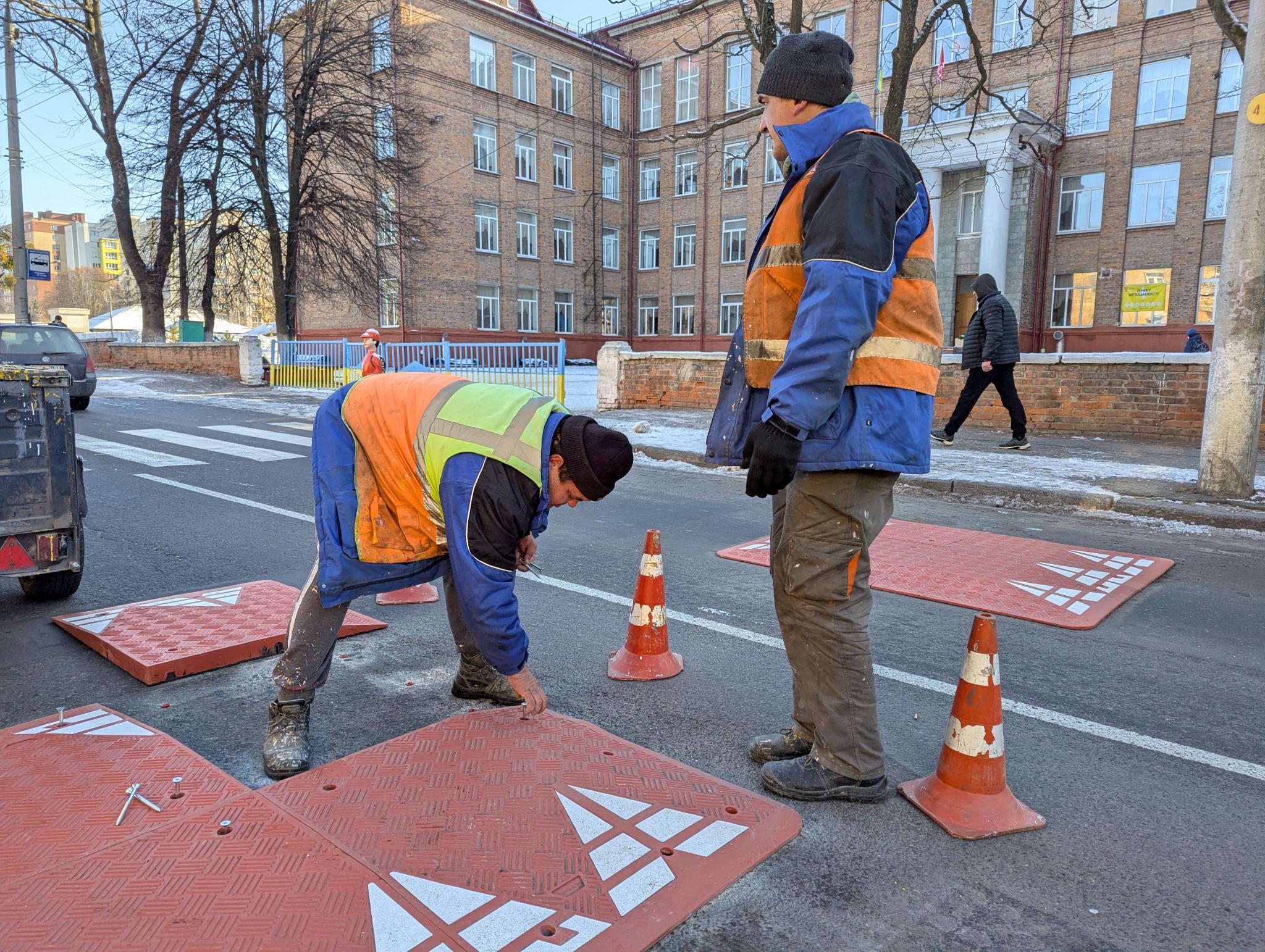 Новини Вінниці - фото з «Берлінські подушки». Навіщо їх ставлять у Вінниці, чи є в цьому сенс та яка ціна?