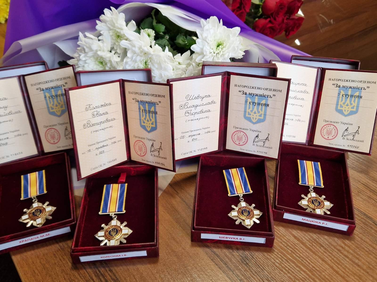 Новини Хмельницького - фото з Рідним загиблих воїнів з Хмельницького району вручили їх посмертні відзнаки