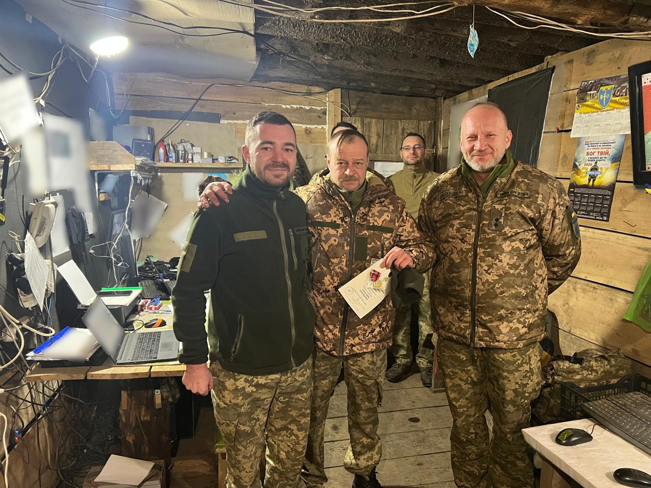 Новини Тернополя - фото з Тернополянин Андрій Сухенко отримав відзнаку «Хрест хоробрих» від Сирського На зображенні може бути: 4 людини та текст