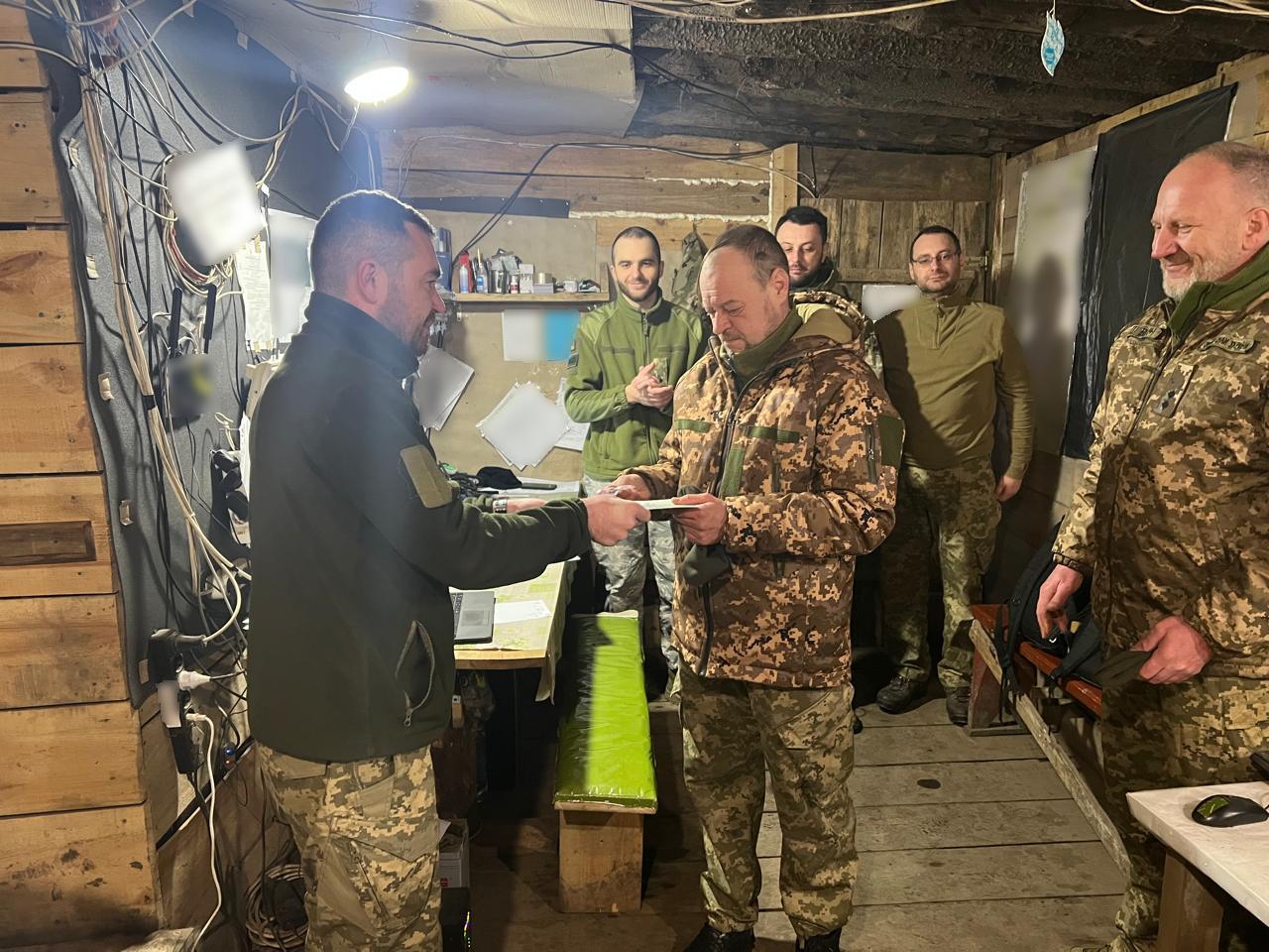 Новини Тернополя - фото з Тернополянин Андрій Сухенко отримав відзнаку «Хрест хоробрих» від Сирського На зображенні може бути: 4 людини