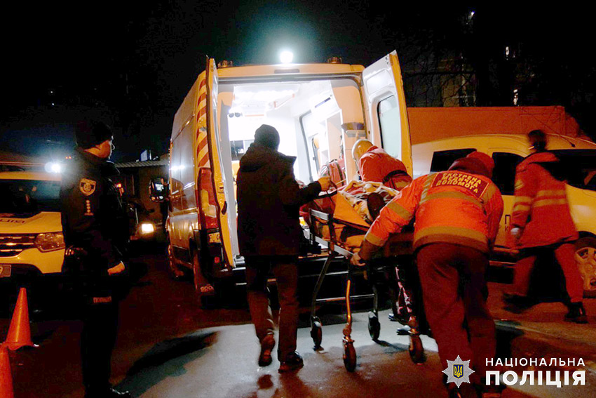 Новини Хмельницького - фото з Залишила новонародженого на смітнику: поліція встановила особу мами На зображенні може бути: 4 людини, швидка допомога та текст