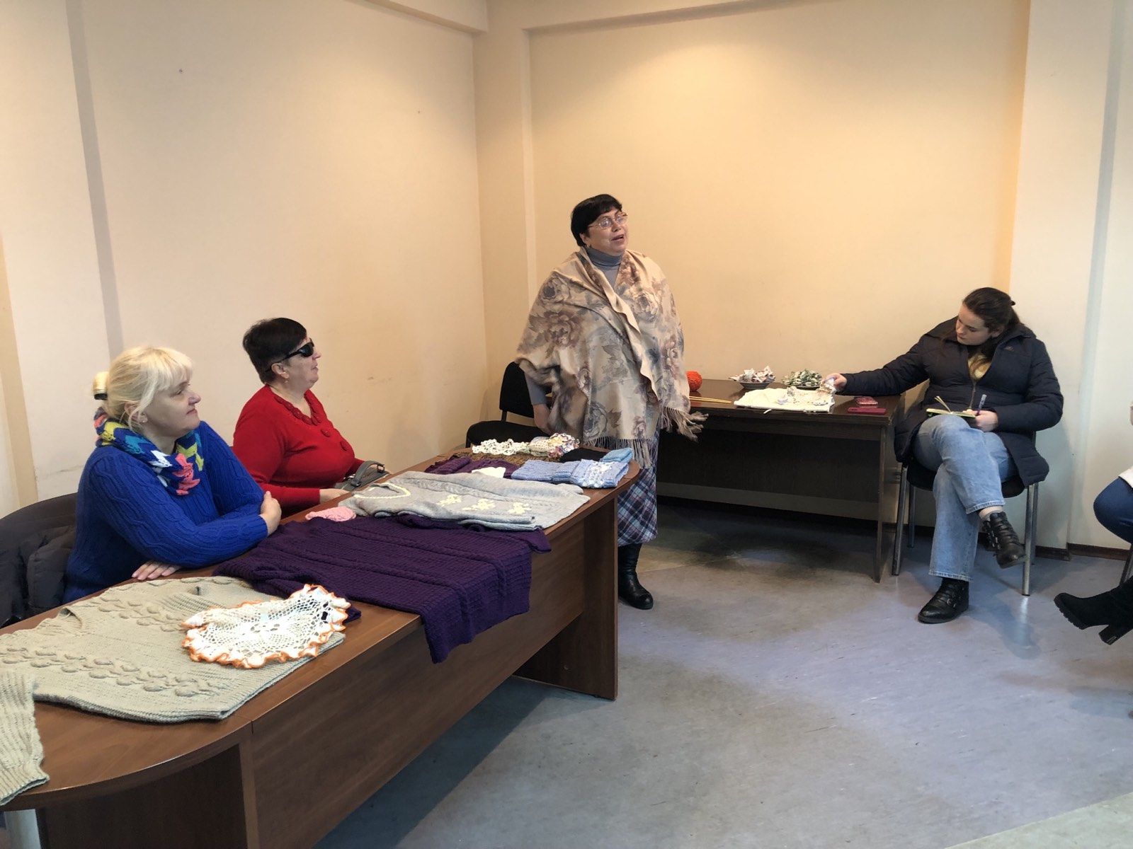 Новини Вінниці - фото з На засіданні жіночого клубу йшлося, що плетіння спицями потрібно не лише для економії