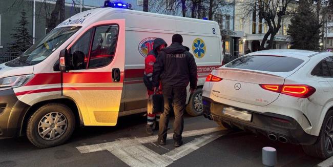 Новини Вінниці - фото з Біля театру Садовського водій «Мерседеса» збив двох дівчат. Момент ДТП зафіксували камери ситуаційного центру