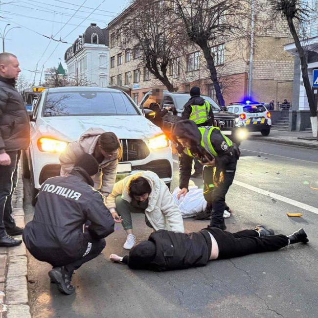 Новини Вінниці - фото з Біля театру Садовського водій «Мерседеса» збив двох дівчат. Момент ДТП зафіксували камери ситуаційного центру