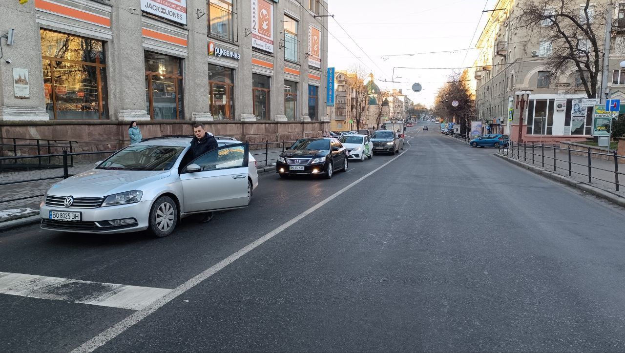 Новини Тернополя - фото з Із прапором та плакатами згадали полеглих у війні воїнів та цивільних під час акції «Вшануй»