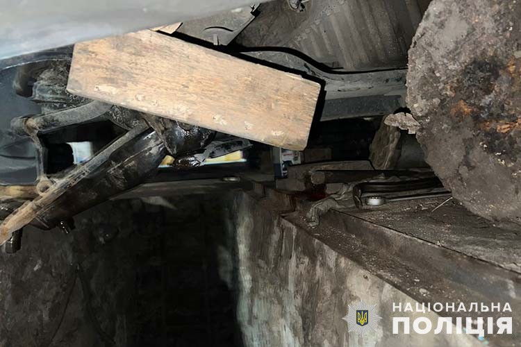 Новини Тернополя - фото з У Кременці донька виявила тіло свого батька в гаражі: загинув під час ремонту авто на тернопільщині авто смертельно травмувало чоловіка: поліцейські розслідують факт нещасного випадку
