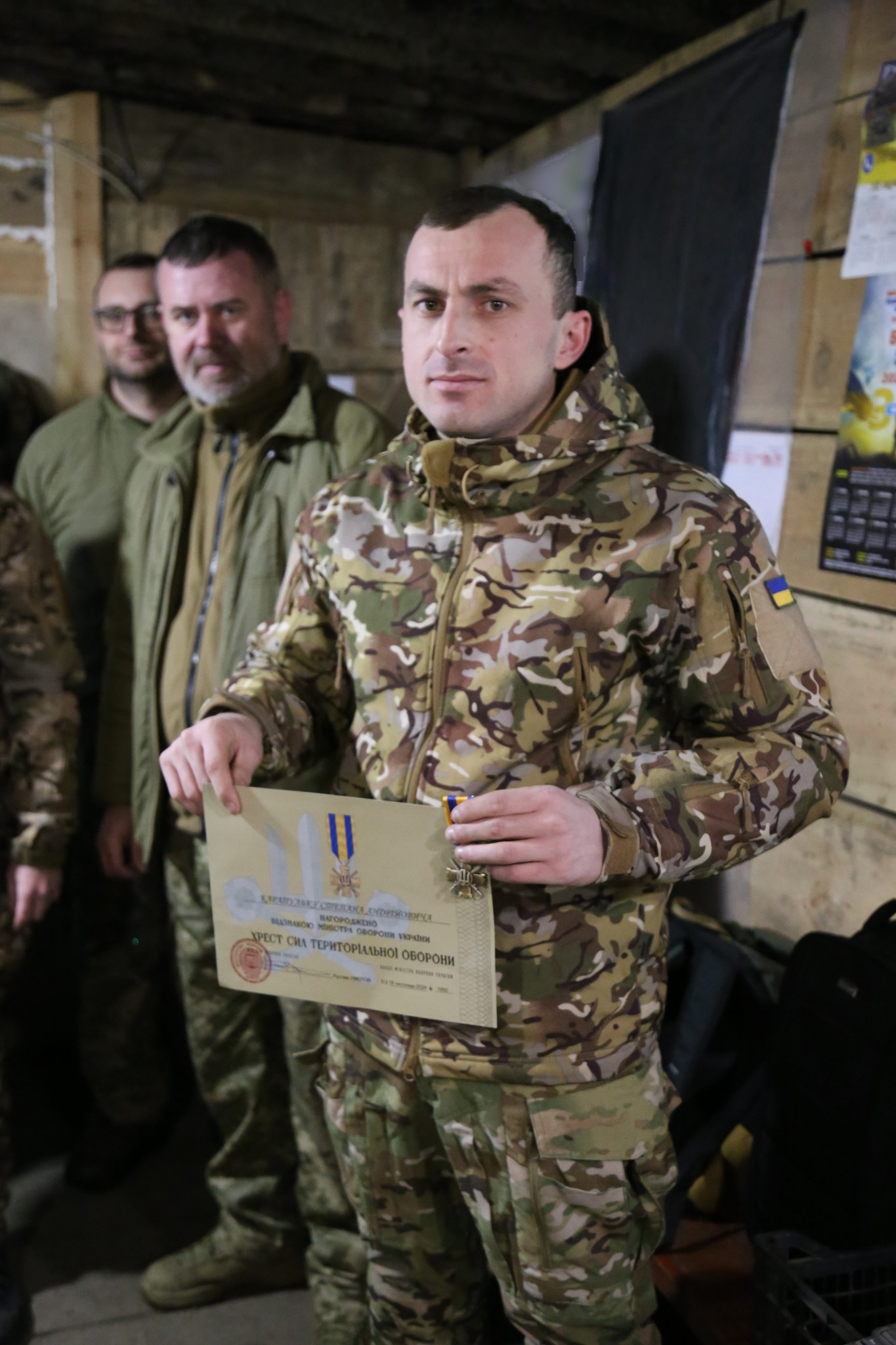 Новини Тернополя - фото з Захисники з тернопільської бригади отримали почесні нагороди за віддану службу На зображенні може бути: 3 людини та текст