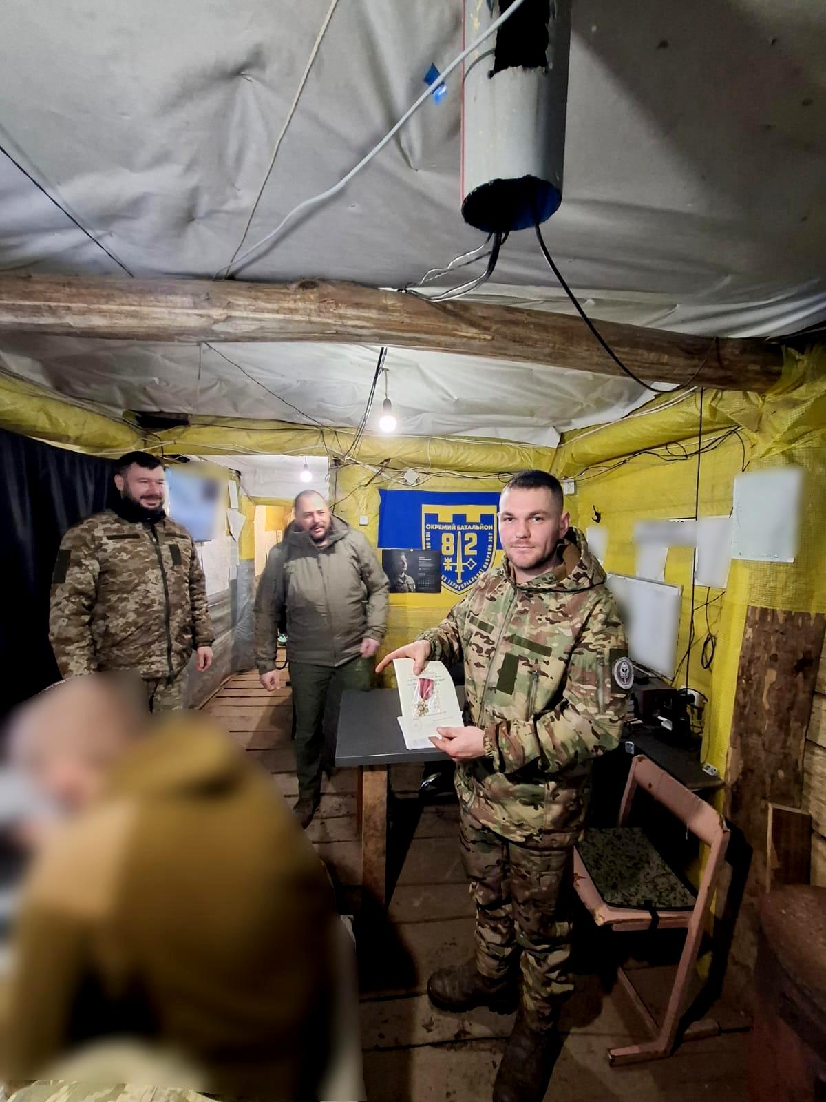 Новини Тернополя - фото з Захисники з тернопільської бригади отримали почесні нагороди за віддану службу На зображенні може бути: 3 людини та текст