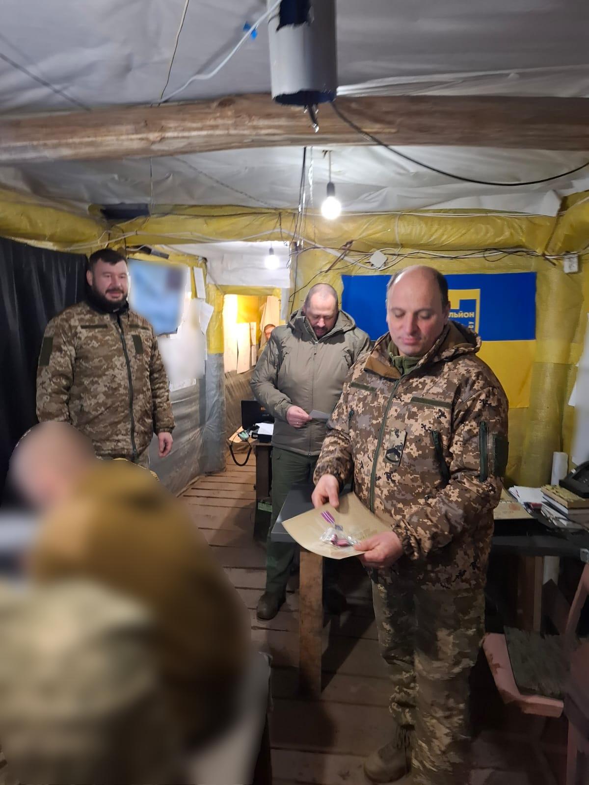 Новини Тернополя - фото з Захисники з тернопільської бригади отримали почесні нагороди за віддану службу На зображенні може бути: 3 людини та текст