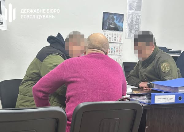 Новини Тернополя - фото з Командира взводу  підозрюють в  нарахуванні підлеглому «бойових» за ремонт будинку своєї доньки На зображенні може бути: 2 людини та текст