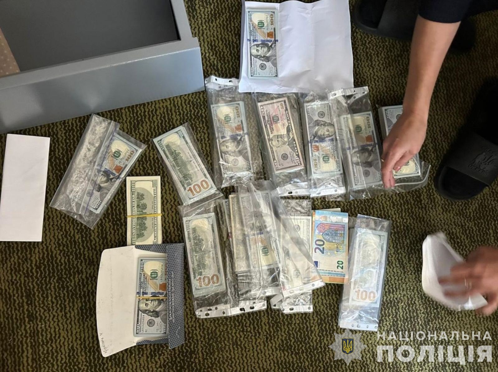 Новини Хмельницького - фото з На Хмельниччині викрили схему оформлення інвалідності за гроші На зображенні може бути: 1 особа, гроші та текст