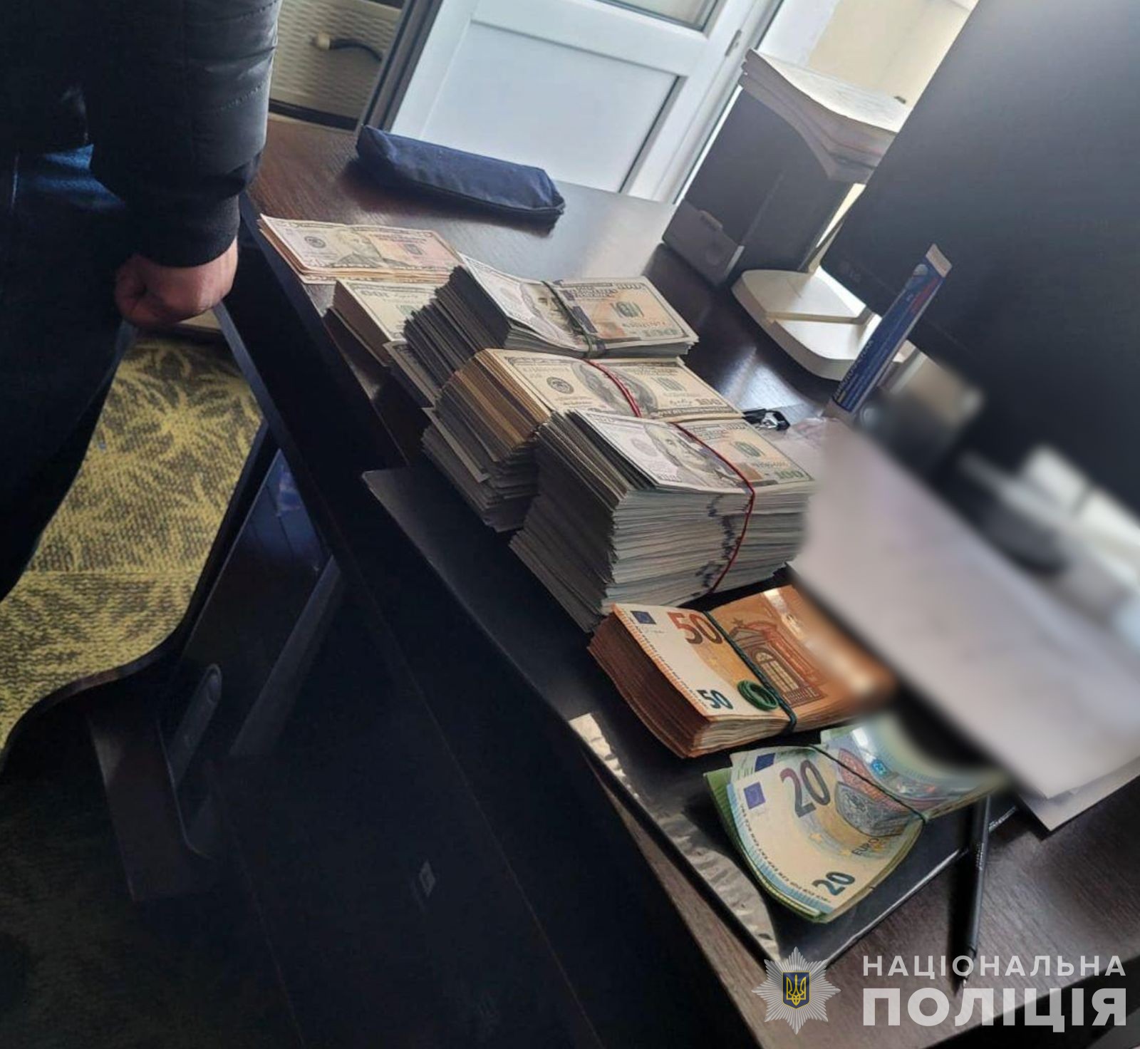 Новини Хмельницького - фото з На Хмельниччині викрили схему оформлення інвалідності за гроші На зображенні може бути: гроші та текст