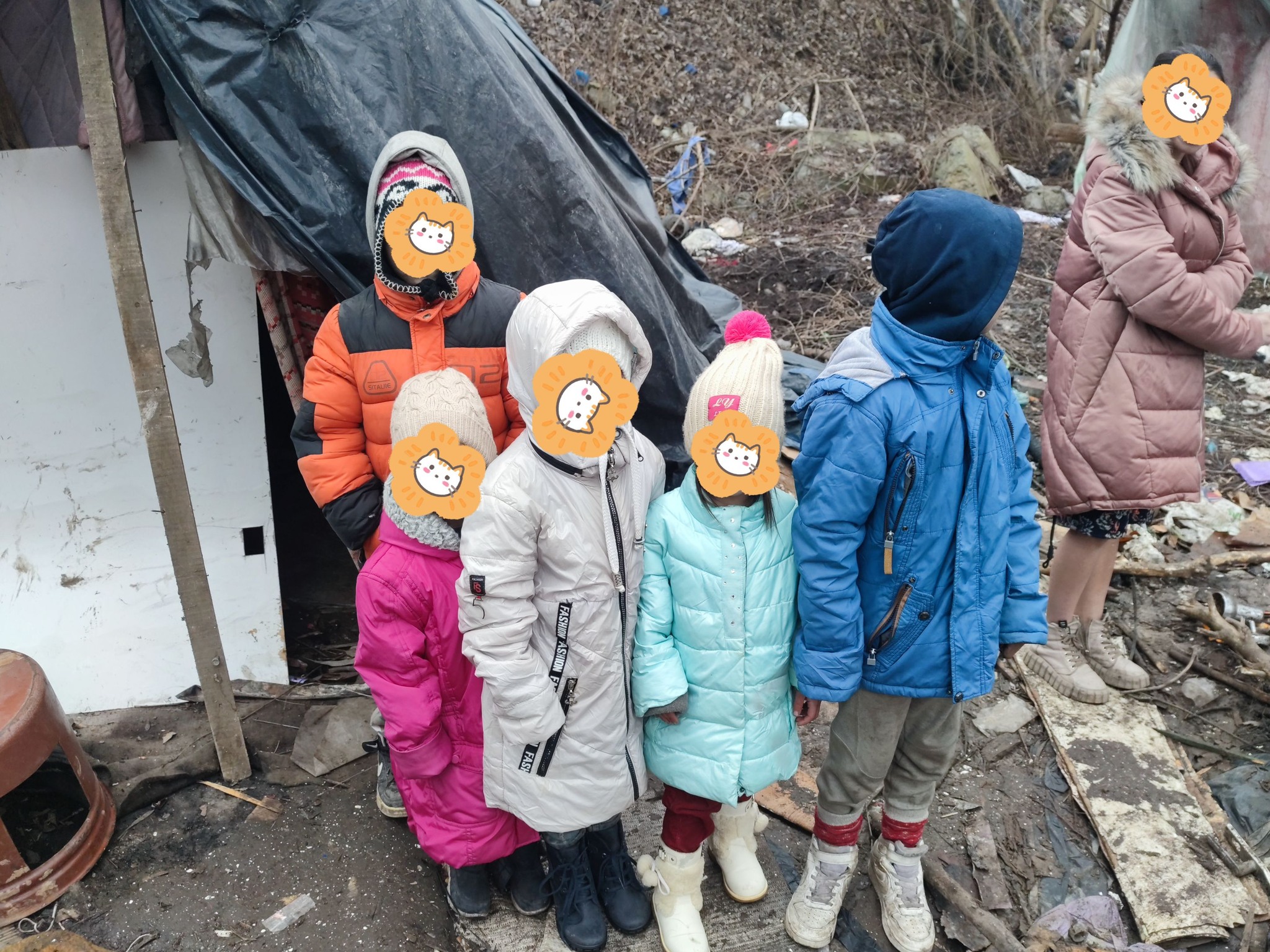 На зображенні може бути: 5 людей, дитина та пуховик на гусячому пуху