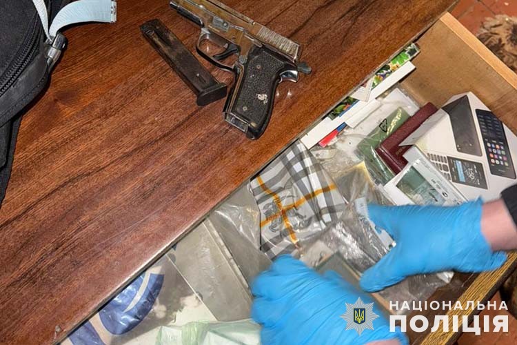 Новини Тернополя - фото з Наркобізнес з прибутками в 400 тисяч на місяць організував житель Микулинців. У справі — п'ять підозр Правоохоронці Тернопільщини ліквідували діяльність міжрегіональної злочинної групи наркоторговців: п'ятьом фігурантам уже повідомили про підозру