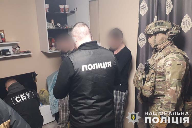 Новини Тернополя - фото з Наркобізнес з прибутками в 400 тисяч на місяць організував житель Микулинців. У справі — п'ять підозр Правоохоронці Тернопільщини ліквідували діяльність міжрегіональної злочинної групи наркоторговців: п'ятьом фігурантам уже повідомили про підозру