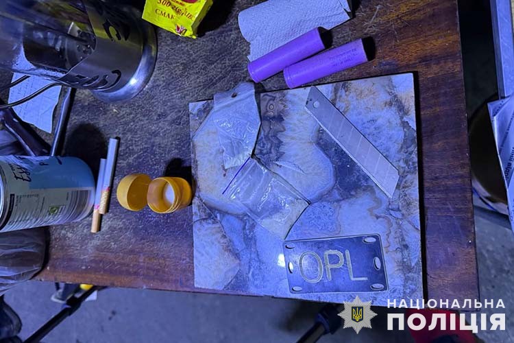 Новини Тернополя - фото з Наркобізнес з прибутками в 400 тисяч на місяць організував житель Микулинців. У справі — п'ять підозр Правоохоронці Тернопільщини ліквідували діяльність міжрегіональної злочинної групи наркоторговців: п'ятьом фігурантам уже повідомили про підозру
