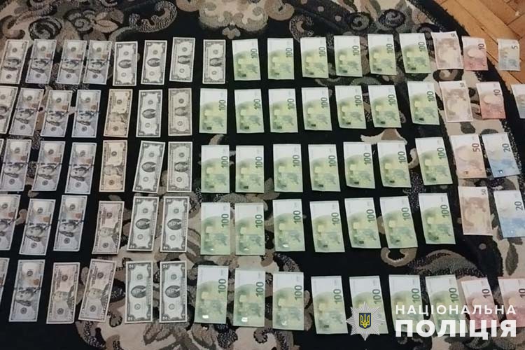 Новини Тернополя - фото з Наркобізнес з прибутками в 400 тисяч на місяць організував житель Микулинців. У справі — п'ять підозр Правоохоронці Тернопільщини ліквідували діяльність міжрегіональної злочинної групи наркоторговців: п'ятьом фігурантам уже повідомили про підозру
