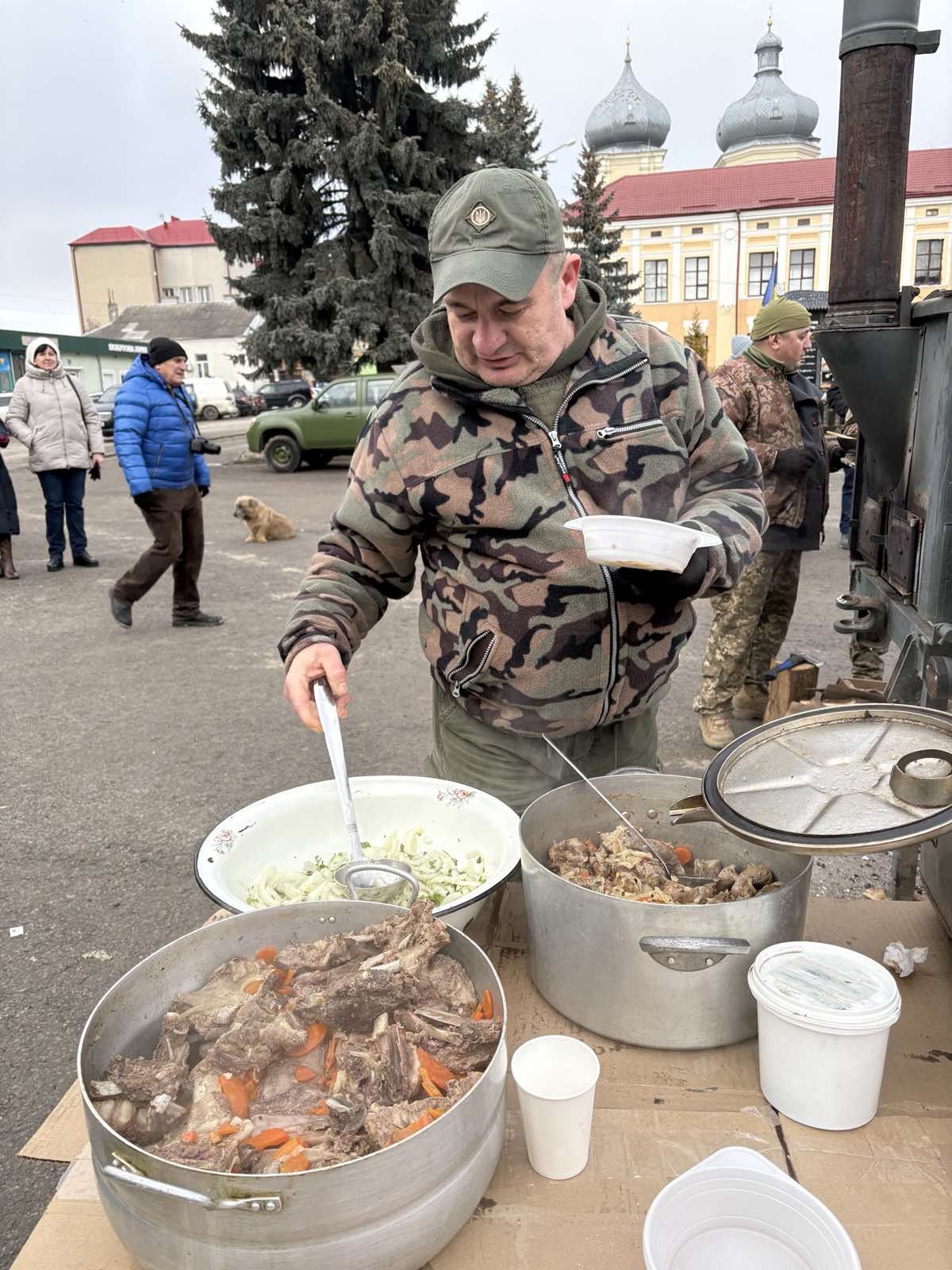 Новини Тернополя - фото з Розколяда, ярмарок та польова кухня: у Збаражі збирають гроші на карету швидкої для захисників