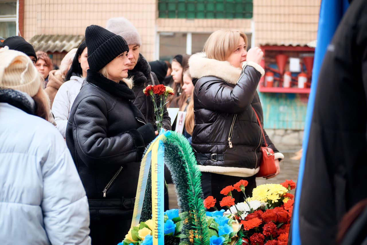 Новини Хмельницького - фото з У Кам’янці відкрили меморіальну дошку загиблому військовому – Денису Дорофєєву Возможно, это изображение 6 человек