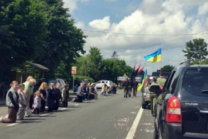 Як у Вінниці вшановують пам'ять загиблих Героїв: з динаміків лунає «Пливе кача» і заклик зупинитися