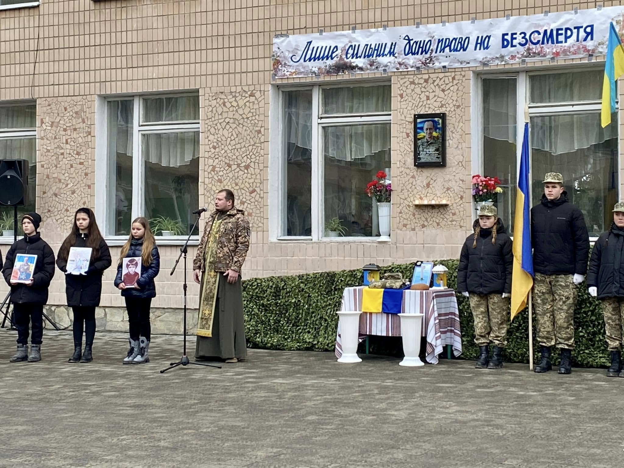 Новини Хмельницького - фото з У Кам’янці відкрили меморіальну дошку загиблому військовому – Денису Дорофєєву Возможно, это изображение 7 человек и текст
