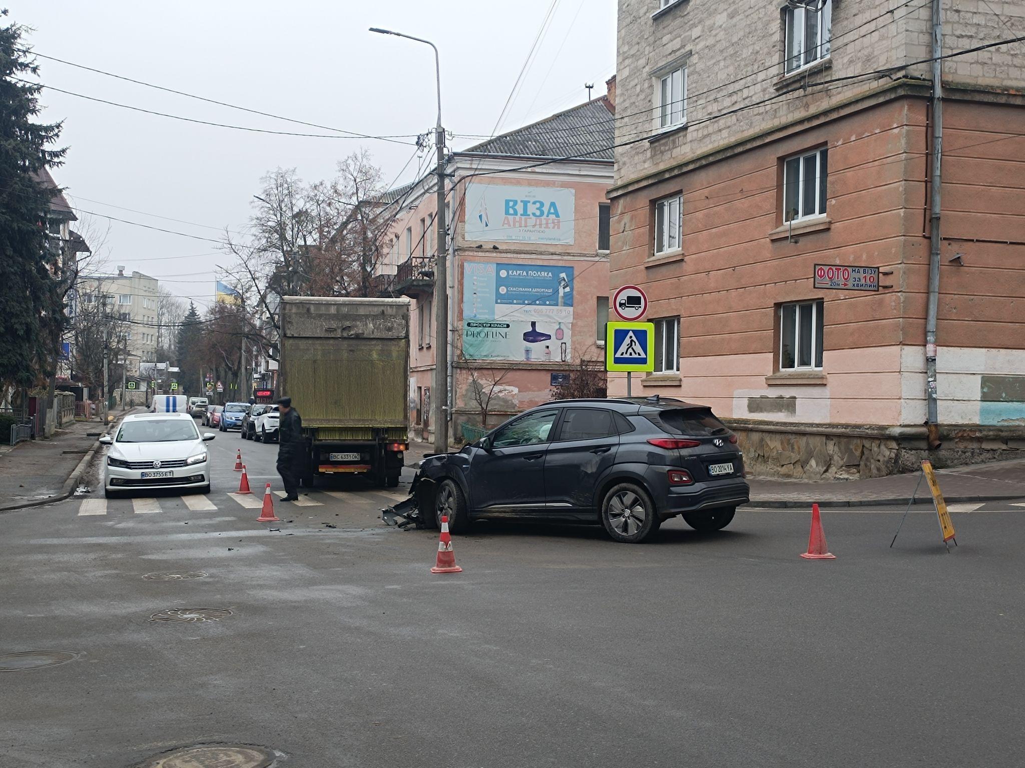 Новини Тернополя - фото з Аварія на перехресті Шашкевича-Старий Поділ: зіштовхнулись два автомобілі