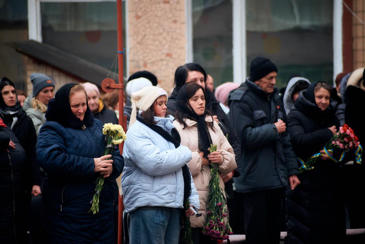 Новини Хмельницького - фото з У Кам’янці відкрили меморіальну дошку загиблому військовому – Денису Дорофєєву Возможно, это изображение 6 человек и толпа