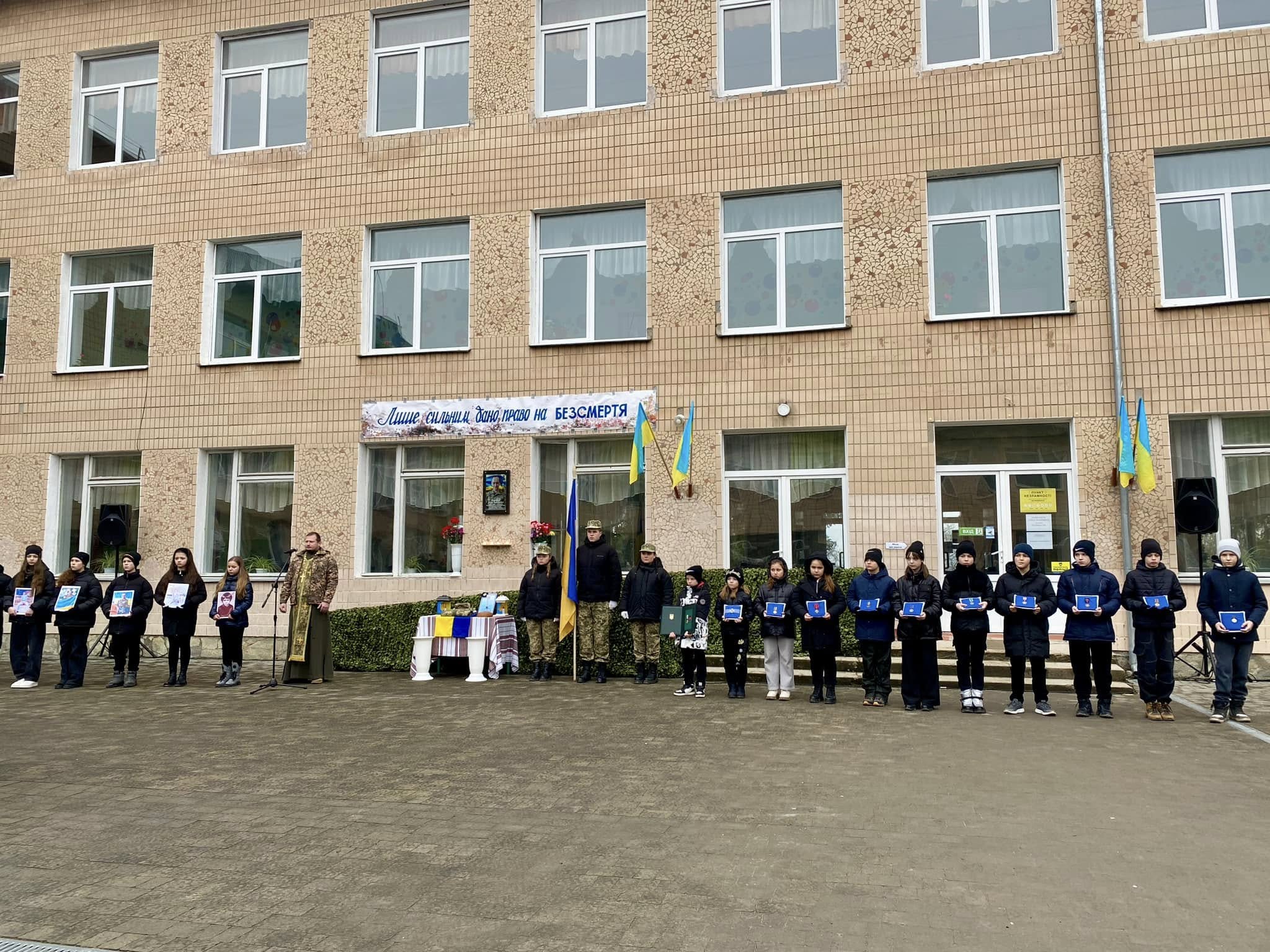 Новини Хмельницького - фото з У Кам’янці відкрили меморіальну дошку загиблому військовому – Денису Дорофєєву Возможно, это изображение 20 человек и текст