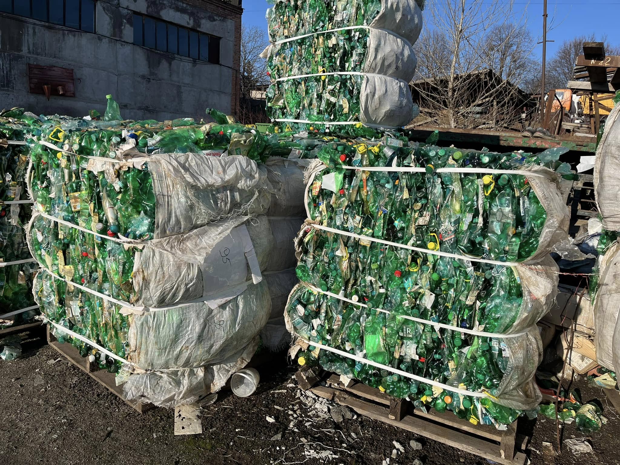 Новини Хмельницького - фото з Що відбувається з пляшками, які хмельничани викидають у спецконтейнери: пояснив заступник голови