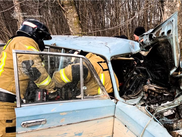 Новини Тернополя - фото з У лікарні помер водій з Чортківщини, який на ВАЗ в'їхав у дерево