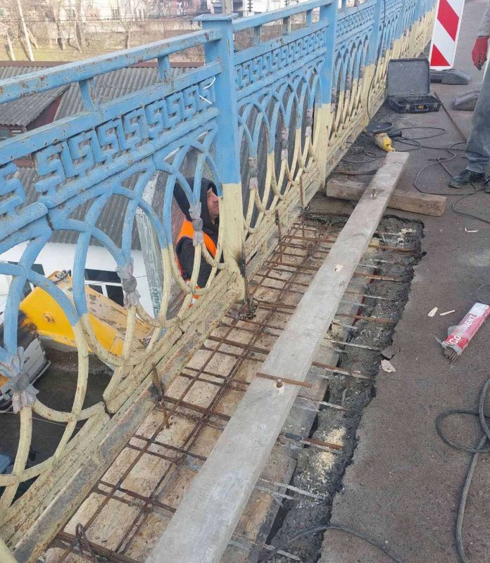 Новини Тернополя - фото з Ремонтують пішохідну зону шляхопроводу на Руській