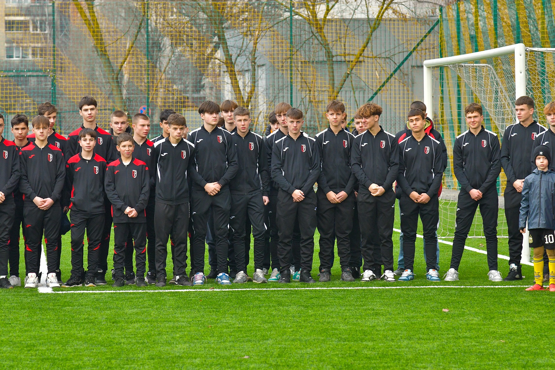 Новини Тернополя - фото з У Сопільче відкрили футбольне поле зі штучним покриттям На зображенні може бути: 13 людей, гравці в футбол, люди грають у футбол та текст «明 田 B F 7 i 田 田»