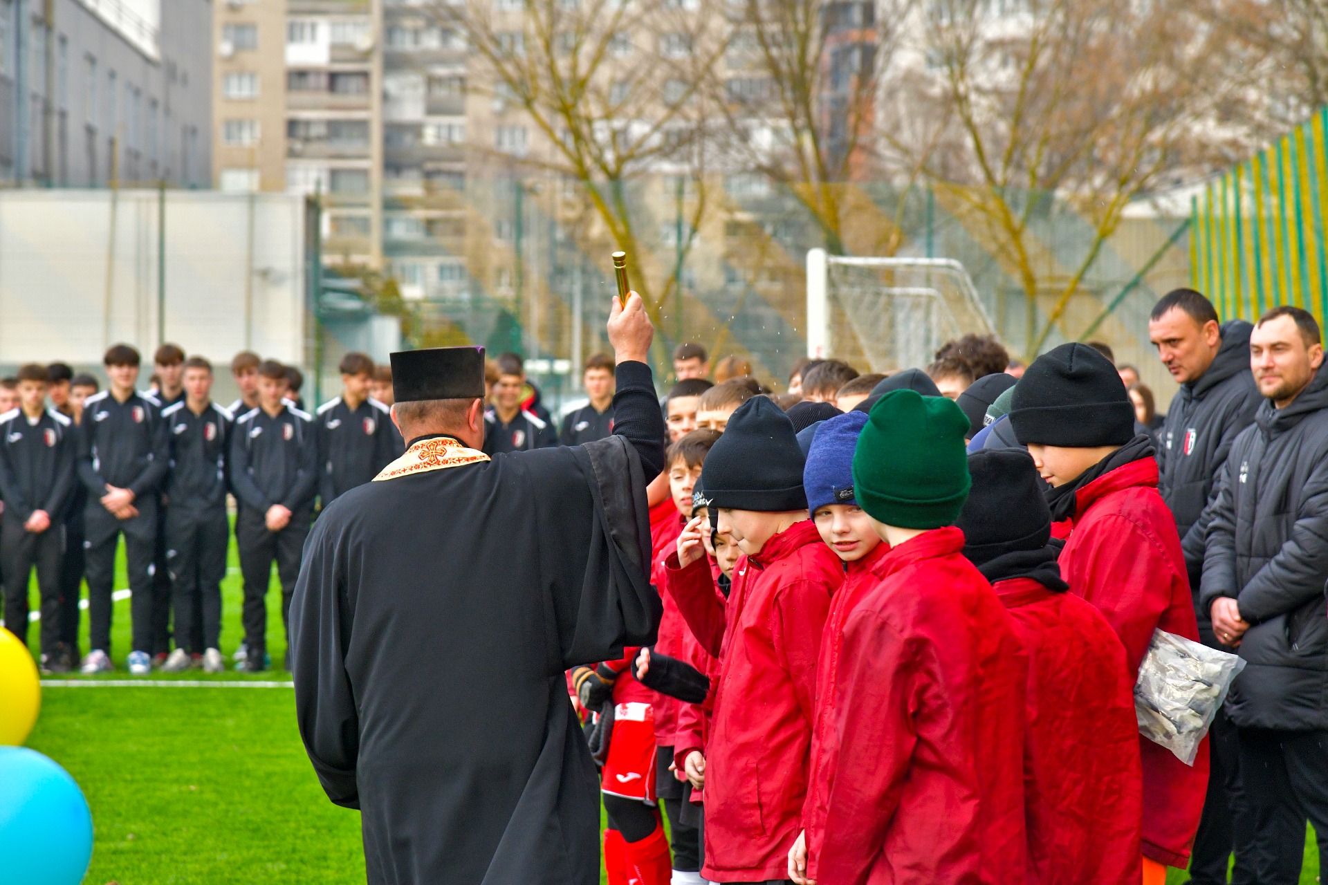 Новини Тернополя - фото з У Сопільче відкрили футбольне поле зі штучним покриттям На зображенні може бути: 9 людей, гравці в футбол, люди грають у футбол, натовп, трава та текст