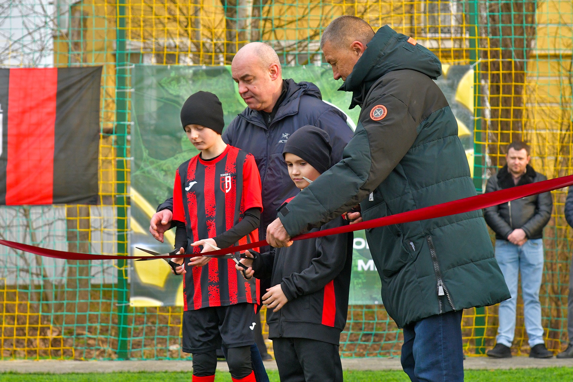 Новини Тернополя - фото з У Сопільче відкрили футбольне поле зі штучним покриттям На зображенні може бути: 3 людини, люди грають у футбол, гравці в футбол та текст