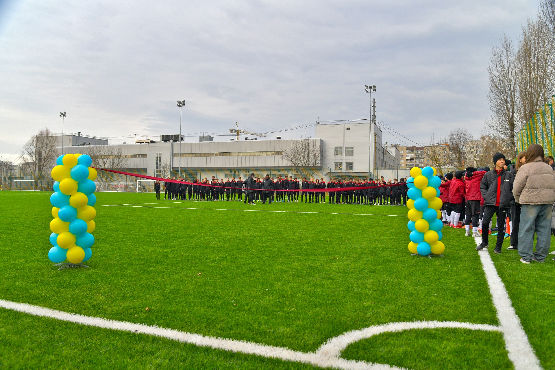 Новини Тернополя - фото з У Сопільче відкрили футбольне поле зі штучним покриттям На зображенні може бути: 6 людей, люди грають у футбол, гравці в футбол, трава та текст