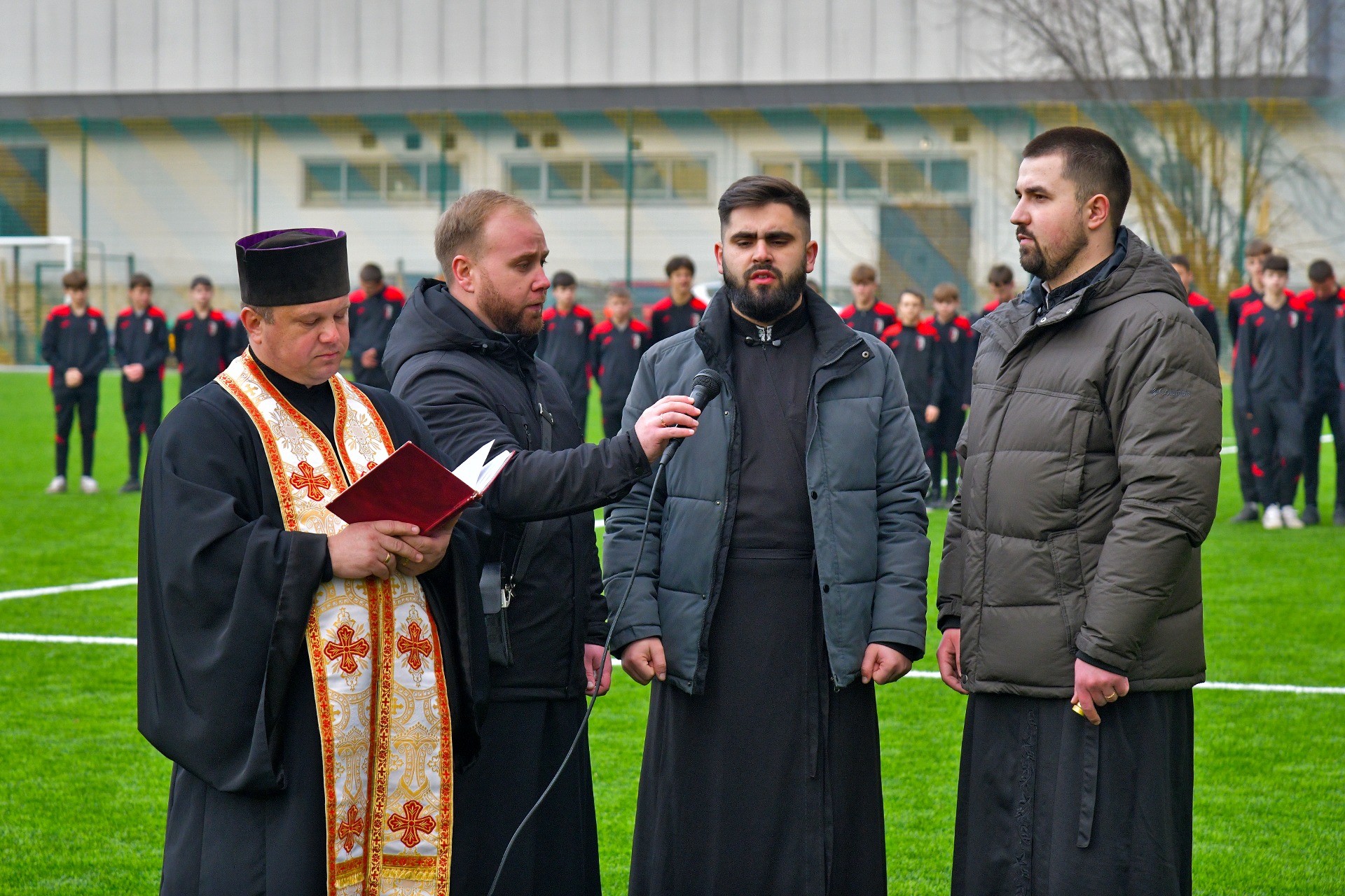 Новини Тернополя - фото з У Сопільче відкрили футбольне поле зі штучним покриттям На зображенні може бути: 8 людей та гравці в футбол