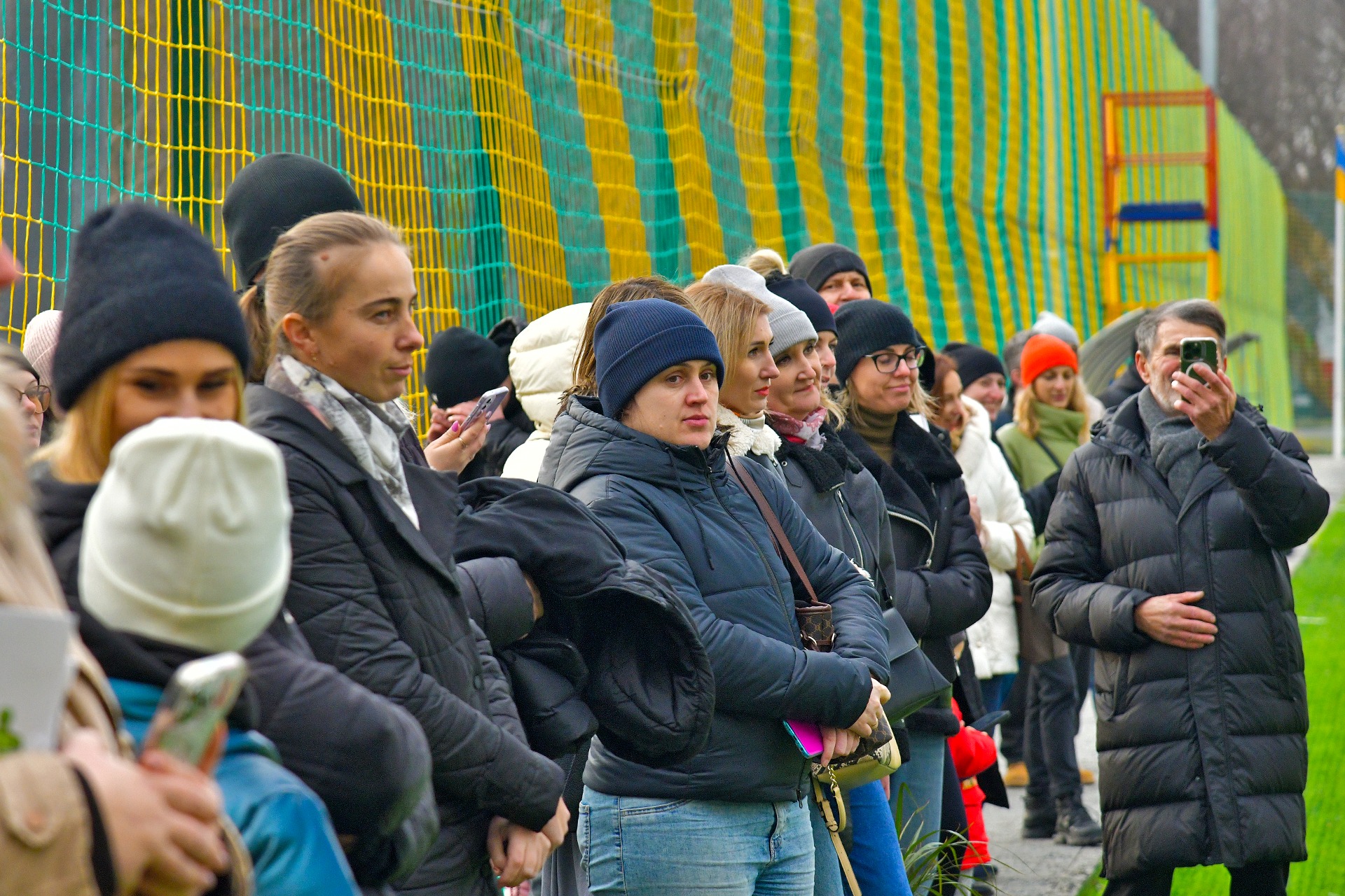 Новини Тернополя - фото з У Сопільче відкрили футбольне поле зі штучним покриттям На зображенні може бути: 7 людей, гравці в футбол та натовп