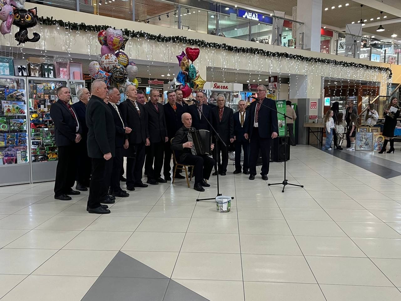 Новини Тернополя - фото з Пісні співаємо — на аптечки для ЗСУ збираємо! Репортаж з благодійної «Розколяди»