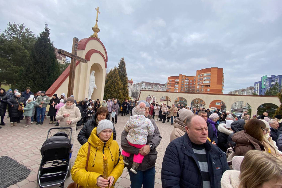 Новини Тернополя - фото з Як тернополяни освячували свічки на Стрітення у церкві святого Петра (РЕПОРТАЖ)