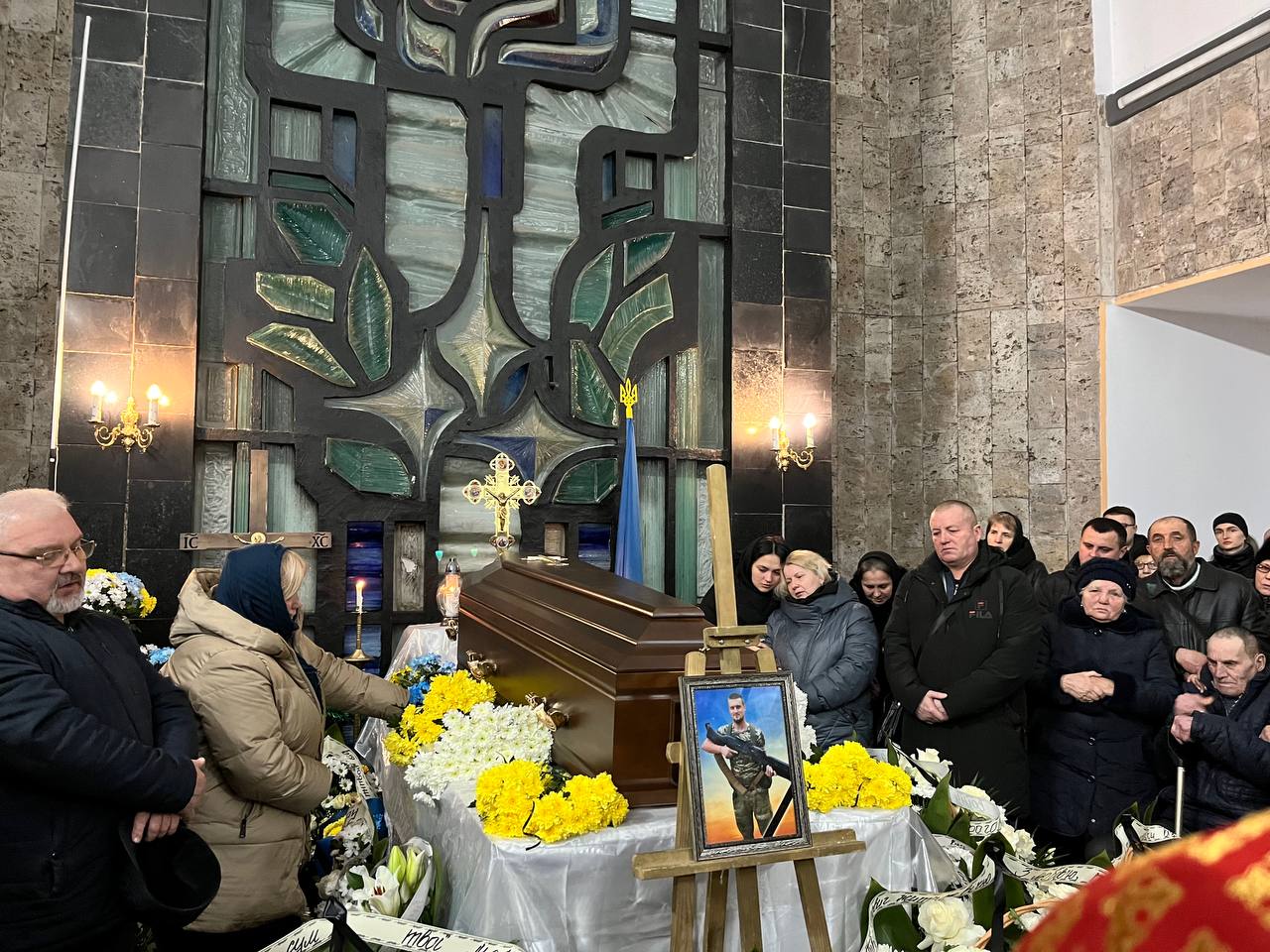 Новини Тернополя - фото з Ховають через майже два роки після загибелі. Тернопіль прощається з військовим