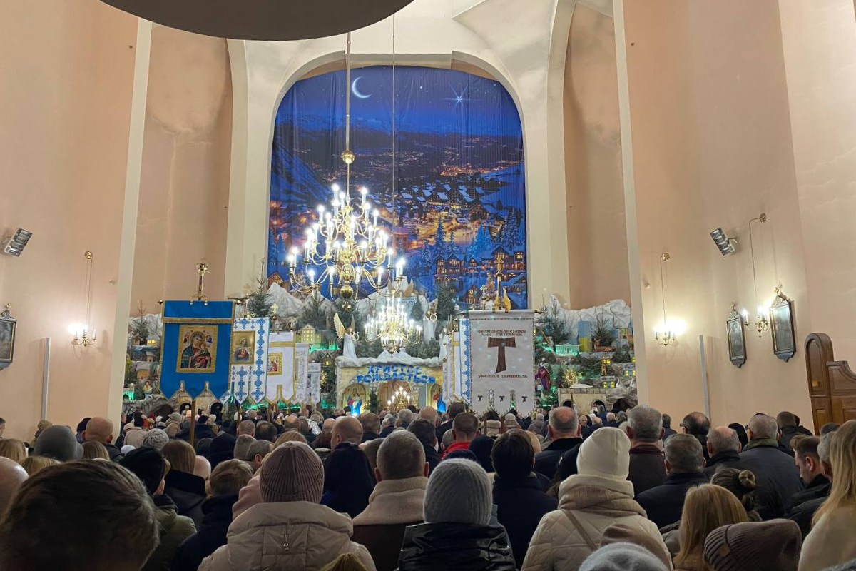 Новини Тернополя - фото з Як тернополяни освячували свічки на Стрітення у церкві святого Петра (РЕПОРТАЖ)