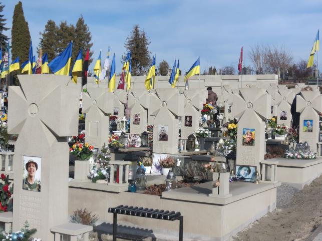 Новини Тернополя - фото з Облаштували стелу та пішохідні доріжки: який вигляд має Пантеон Героїв на Микулинецькому кладовищі