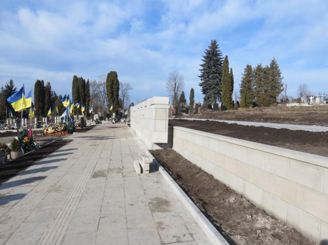 Новини Тернополя - фото з Облаштували стелу та пішохідні доріжки: який вигляд має Пантеон Героїв на Микулинецькому кладовищі
