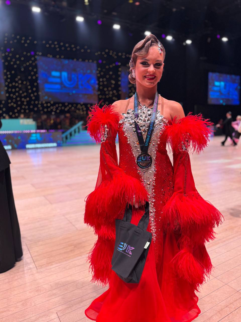 Новини Тернополя - фото з Чортківські танцюристи привезли перемоги з чемпіонату в  Британії На зображенні може бути: 3 людини, люди танцюють та текст «EUK جد አያ لالت هالت こ K 包»