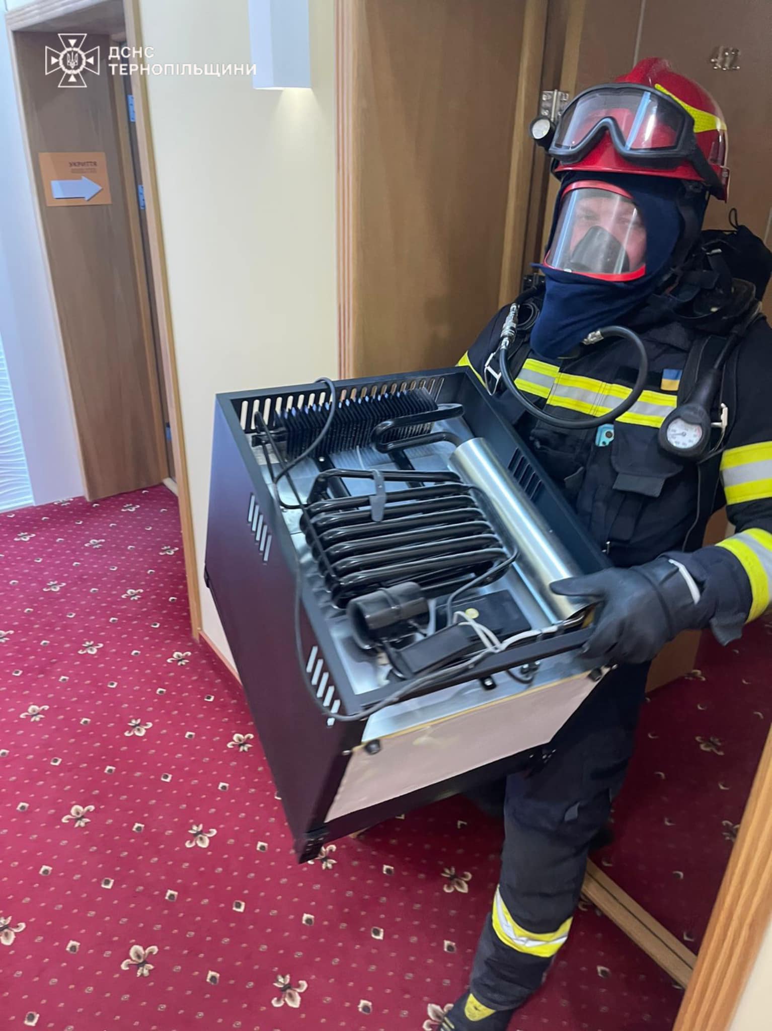 Новини Тернополя - фото з Витік аміаку з несправного холодильника стався в одному з готелів Тернополя — ДСНС На зображенні може бути: 1 особа