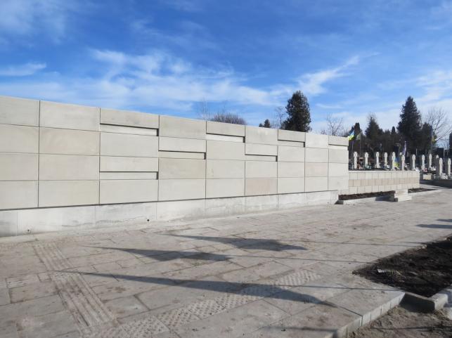 Новини Тернополя - фото з Облаштували стелу та пішохідні доріжки: який вигляд має Пантеон Героїв на Микулинецькому кладовищі