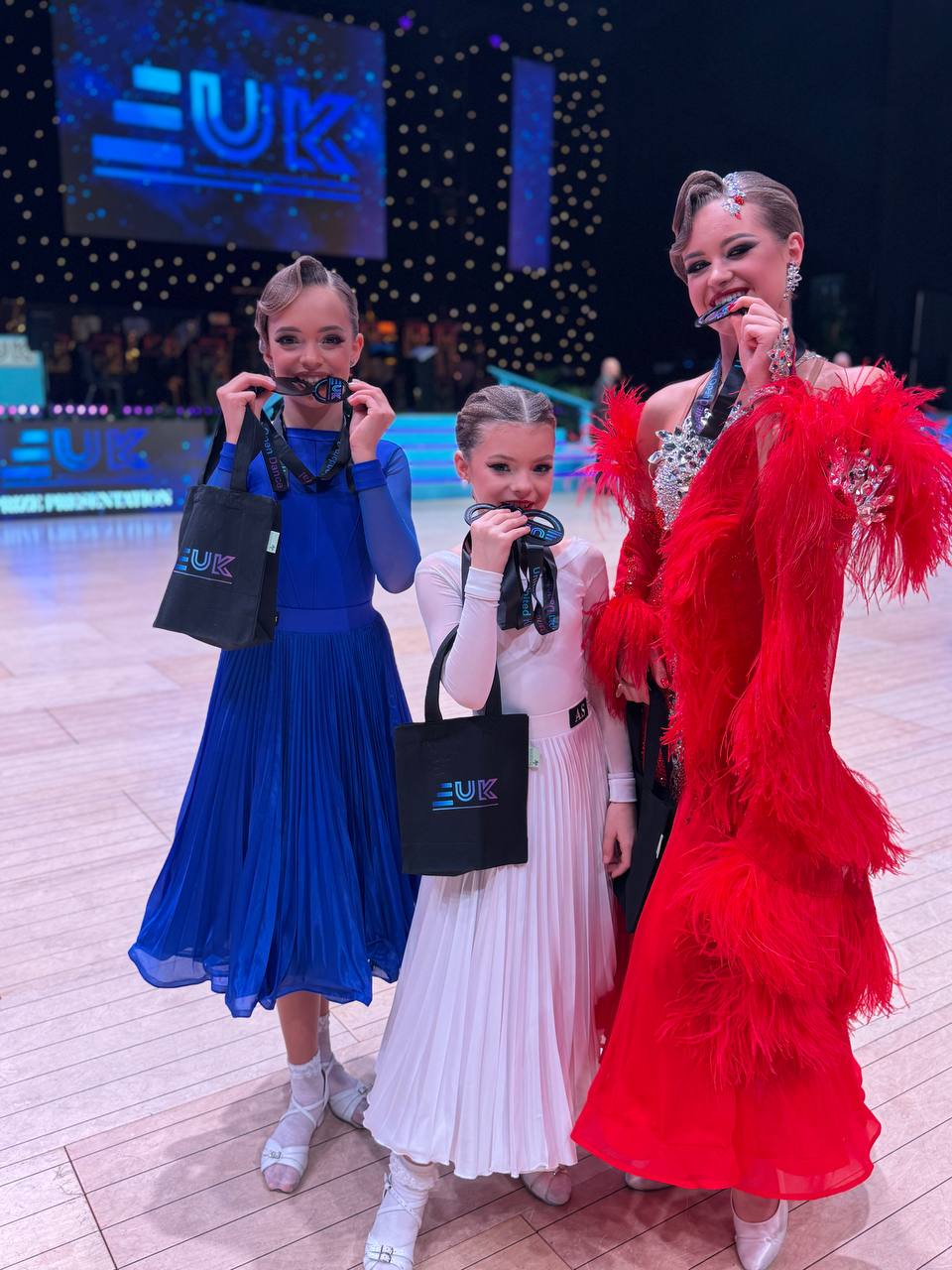 Новини Тернополя - фото з Чортківські танцюристи привезли перемоги з чемпіонату в  Британії На зображенні може бути: 3 людини та текст