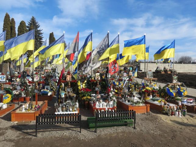Новини Тернополя - фото з Облаштували стелу та пішохідні доріжки: який вигляд має Пантеон Героїв на Микулинецькому кладовищі