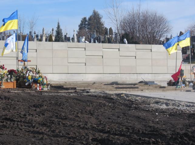 Новини Тернополя - фото з Облаштували стелу та пішохідні доріжки: який вигляд має Пантеон Героїв на Микулинецькому кладовищі